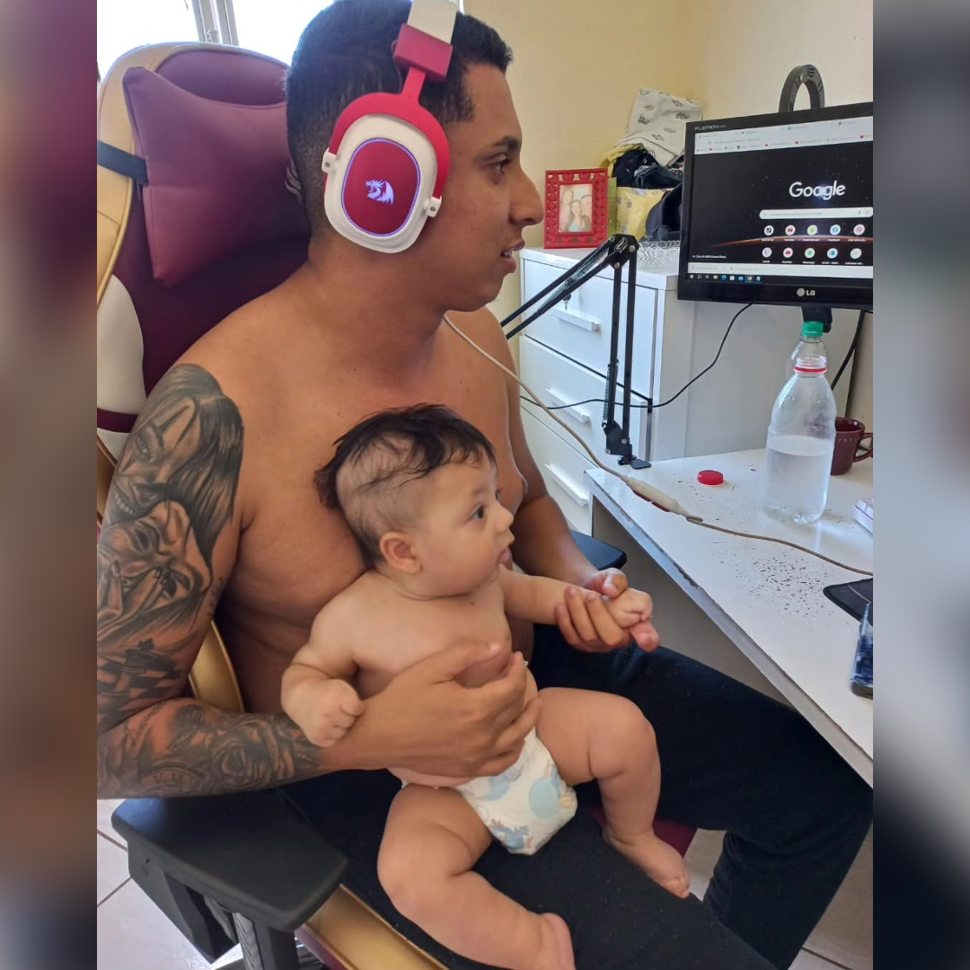Trabalhando de casa com meu filho no colo